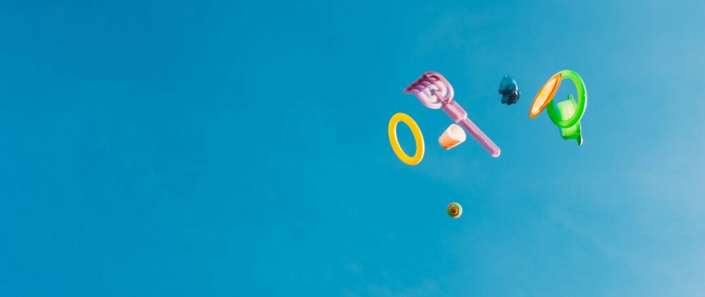 a couple of kites that are flying in the sky